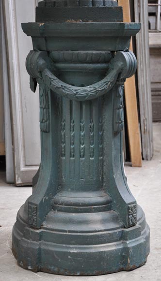 Paire de vases en fonte de style Louis XVI avec leurs socles d'origine-5