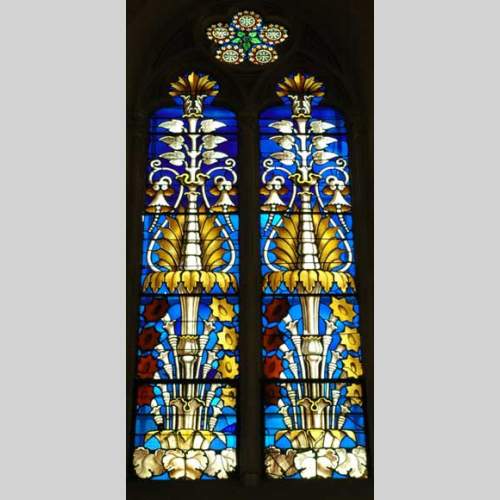 Vitraux de chapelle à motifs floraux