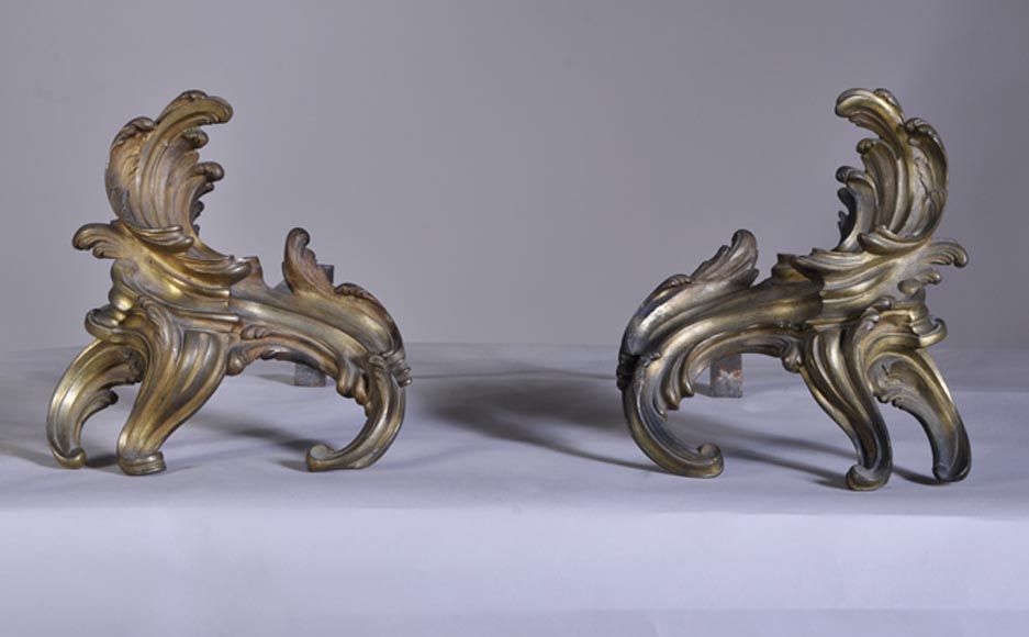 Petite paire de chenets de style Louis XV en bronze-0