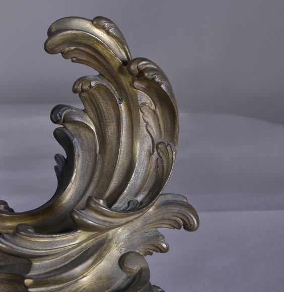 Petite paire de chenets de style Louis XV en bronze-3