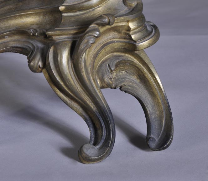 Petite paire de chenets de style Louis XV en bronze-4