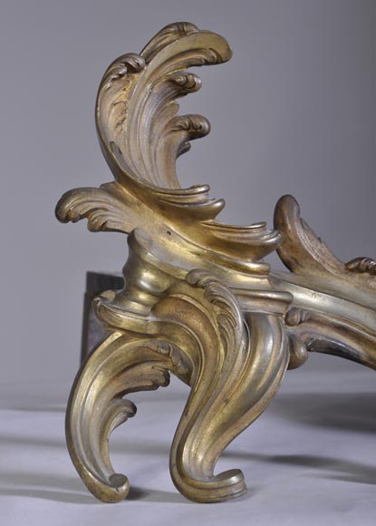 Petite paire de chenets de style Louis XV en bronze-6