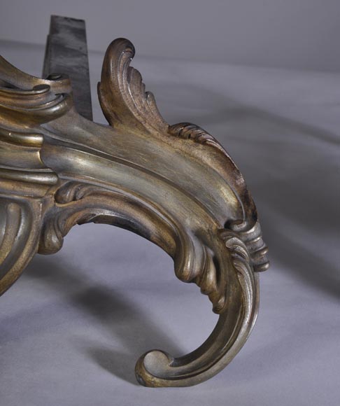 Petite paire de chenets de style Louis XV en bronze-7