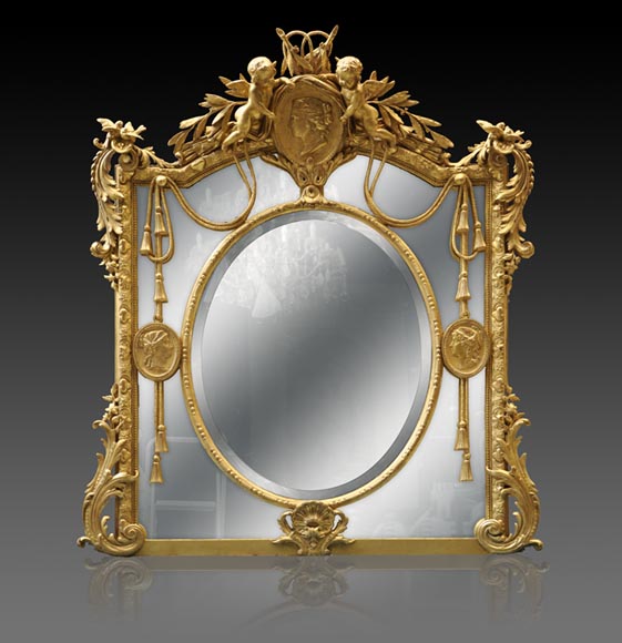 Superbe miroir à parecloses Napoléon III en bois et stuc doré à décor de putti et de profils de femmes en médaillons-0