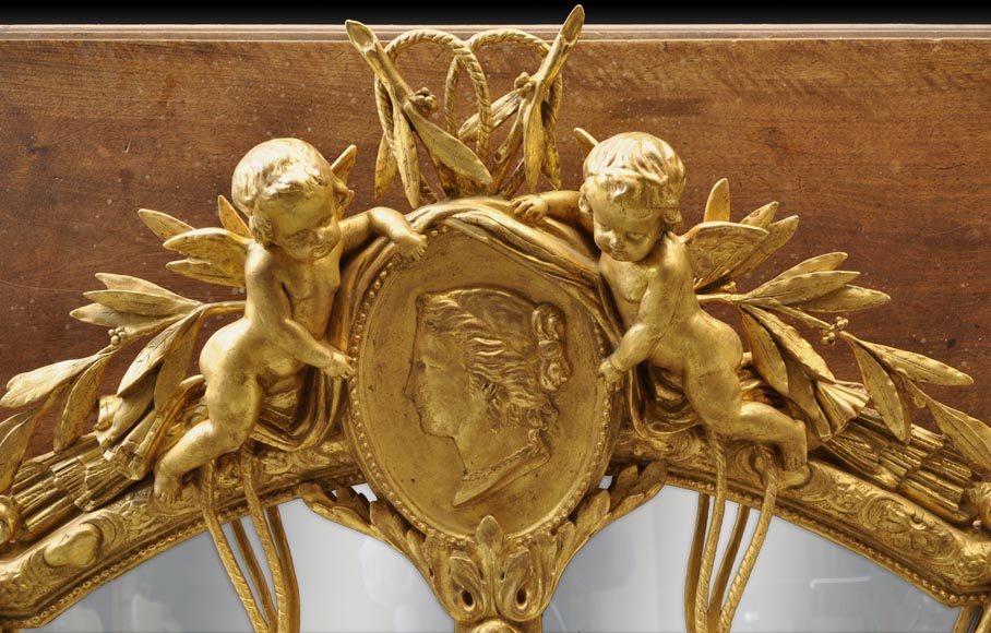 Superbe miroir à parecloses Napoléon III en bois et stuc doré à décor de putti et de profils de femmes en médaillons-1