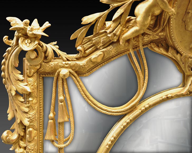 Superbe miroir à parecloses Napoléon III en bois et stuc doré à décor de putti et de profils de femmes en médaillons-4