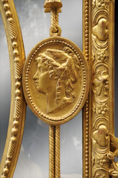 Superbe miroir à parecloses Napoléon III en bois et stuc doré à décor de putti et de profils de femmes en médaillons-6