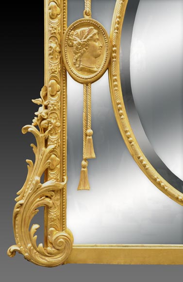 Superbe miroir à parecloses Napoléon III en bois et stuc doré à décor de putti et de profils de femmes en médaillons-7