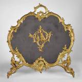 Pare étincelle ancien de style Louis XV en bronze doré à l'Allégorie de l'Hiver