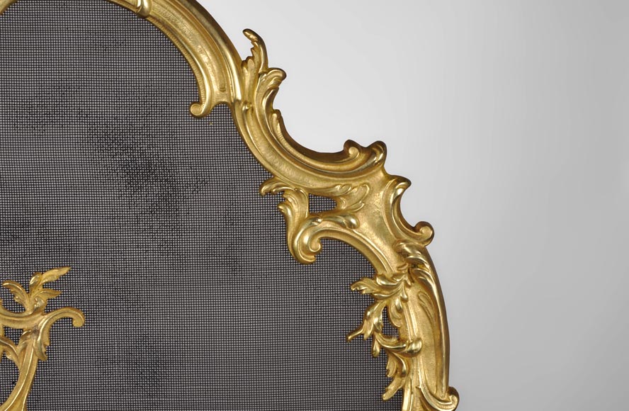 Pare étincelle ancien de style Louis XV en bronze doré à l'Allégorie de l'Hiver-6