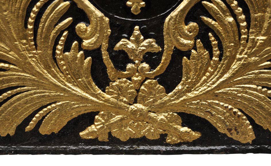 Grande plaque de cheminée aux Armes de France dorée à la feuille-4