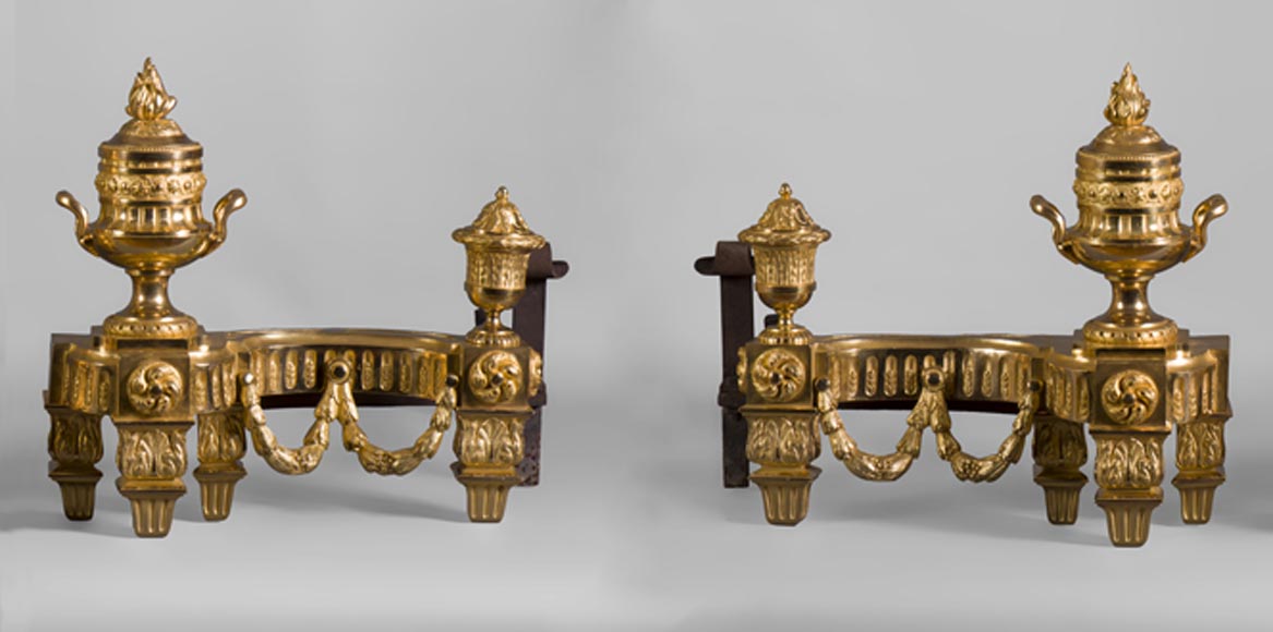 Beaux chenets anciens en bronze d'époque 19 ème