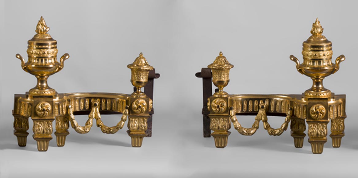 Belle paire de chenets anciens de style Louis XVI en bronze doré à décor de vases et guirlandes festonnées-0