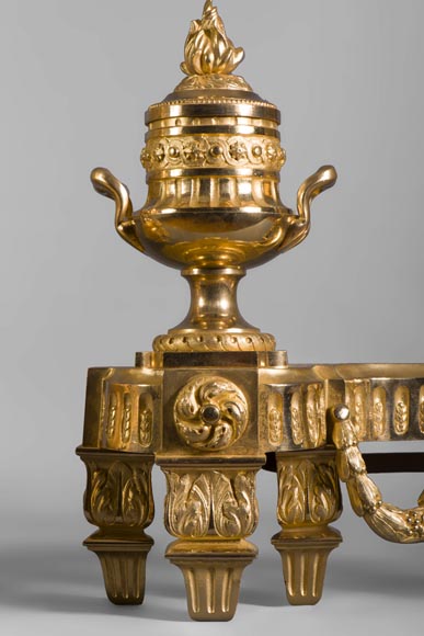 Belle paire de chenets anciens de style Louis XVI en bronze doré à décor de vases et guirlandes festonnées-2