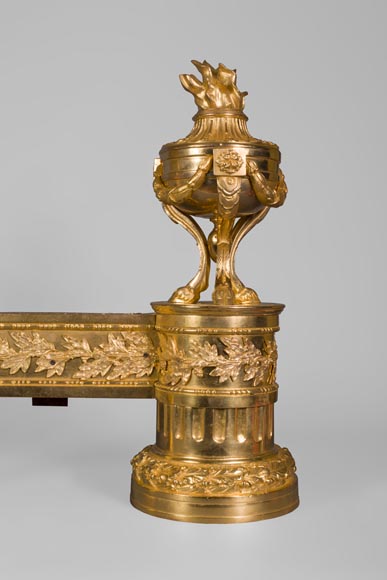 Paire de chenets anciens en bronze doré de style Louis XVI à décor de pots à feux tripodes-1