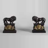 Paire de chenets anciens en bronze patiné et bronze doré décorés de lions et masques de Bacchus, du XIXe siècle.