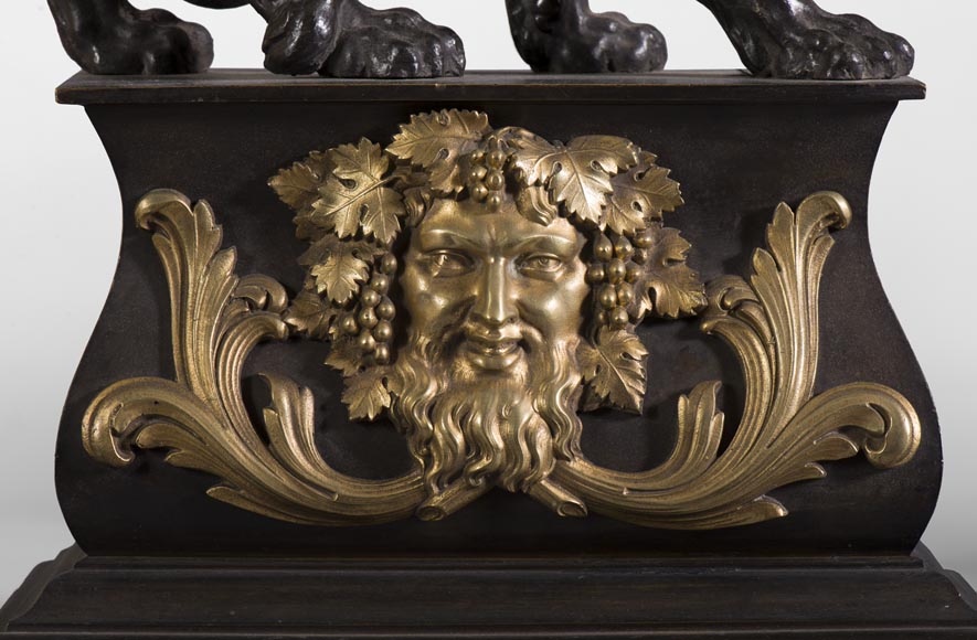 Paire de chenets anciens en bronze patiné et bronze doré décorés de lions et masques de Bacchus, du XIXe siècle.-3