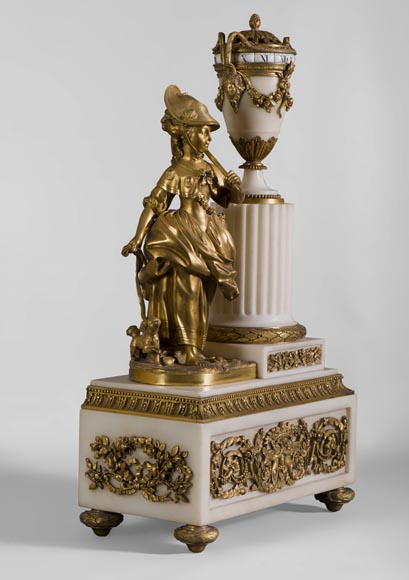 Rare horloge à cadran tournant de style Louis XVI à la petite bergère, marbre Statuaire et bronze doré-1