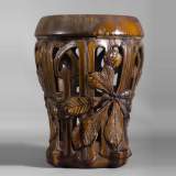 Rare tabouret Art Nouveau en céramique à décor ajouré de feuilles de marronnier