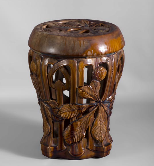 Rare tabouret Art Nouveau en céramique à décor ajouré de feuilles de marronnier-1
