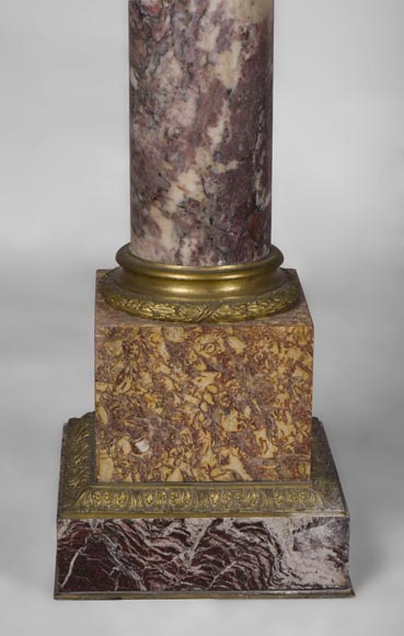 Très belle paire de colonnes en marbre Brèche Violette, Brocatelle Jaune et Levanto Rouge à ornements de bronze doré-8