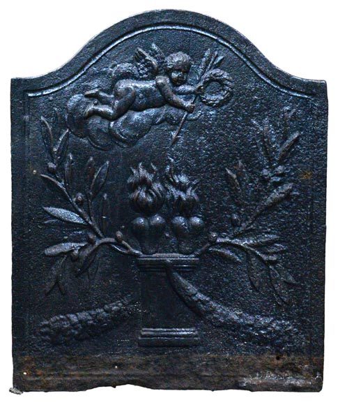 Deux coeurs brûlant sur un autel, ancienne petite plaque de cheminée d'époque Louis XVI -0