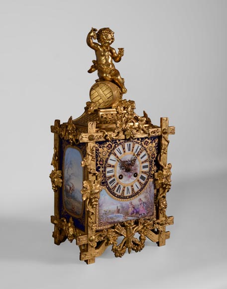 Pendule d'époque Napoléon III en porcelaine et bronze doré sur le thème de la vigne-1