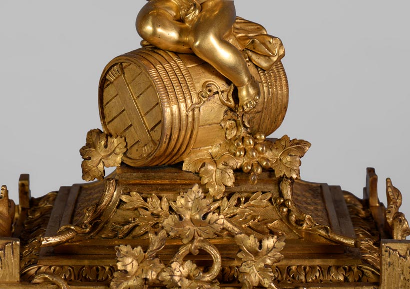 Pendule d'époque Napoléon III en porcelaine et bronze doré sur le thème de la vigne-3
