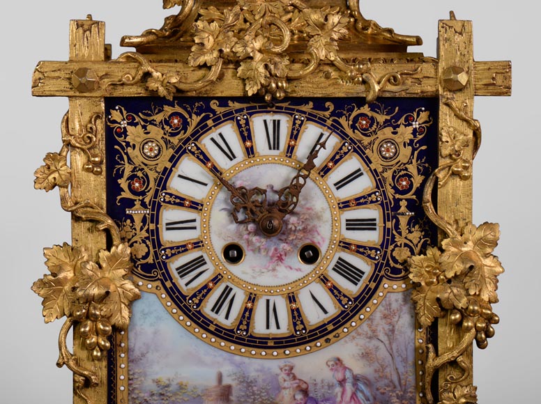 Pendule d'époque Napoléon III en porcelaine et bronze doré sur le thème de la vigne-4