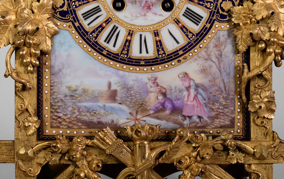 Pendule d'époque Napoléon III en porcelaine et bronze doré sur le thème de la vigne-5