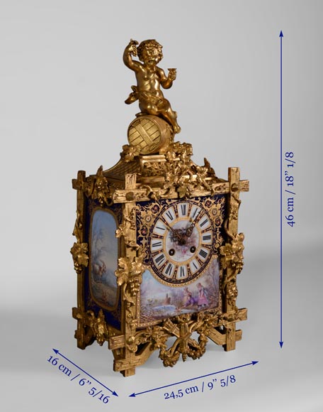 Pendule d'époque Napoléon III en porcelaine et bronze doré sur le thème de la vigne-10