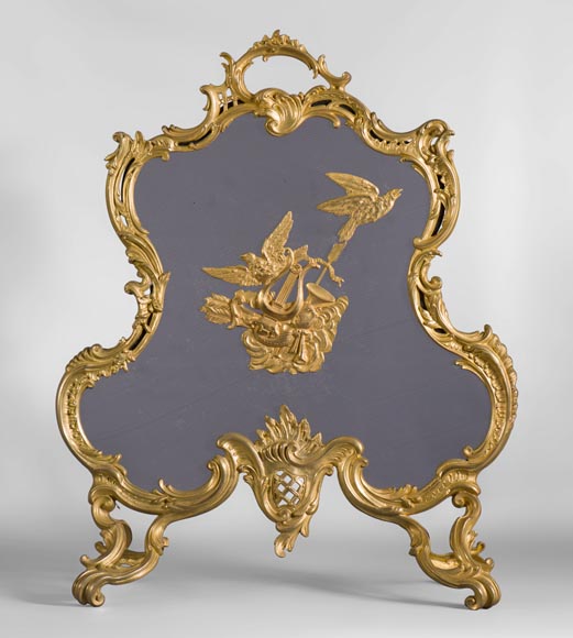Pare étincelles ancien de style Louis XV en bronze doré à décor d'oiseaux et d'attributs musicaux-0