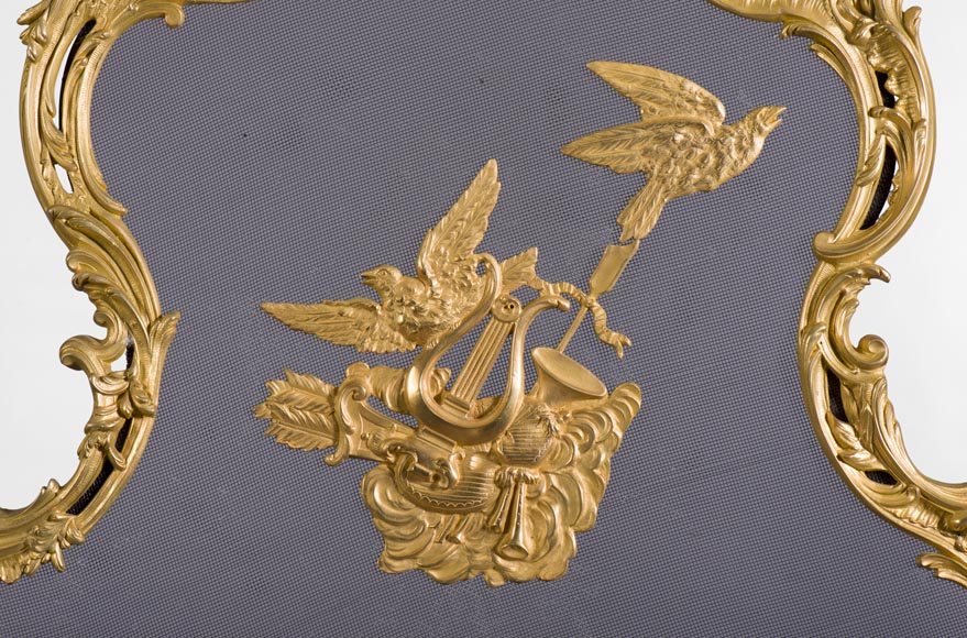 Pare étincelles ancien de style Louis XV en bronze doré à décor d'oiseaux et d'attributs musicaux-1