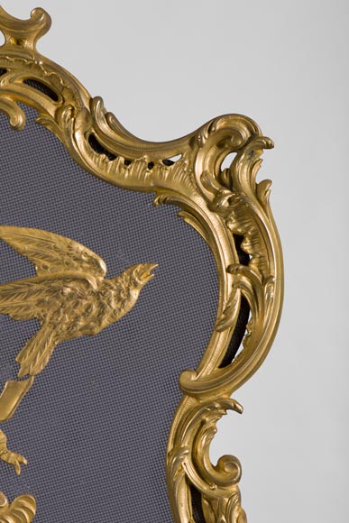 Pare étincelles ancien de style Louis XV en bronze doré à décor d'oiseaux et d'attributs musicaux-5