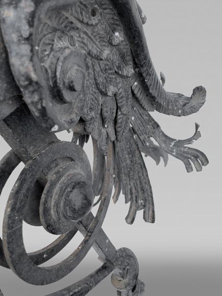 Potence en fer forgé à décor de chimère ailée-2