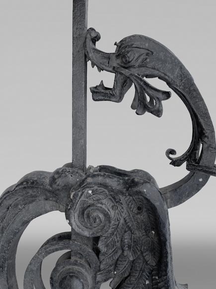 Potence en fer forgé à décor de chimère ailée-4
