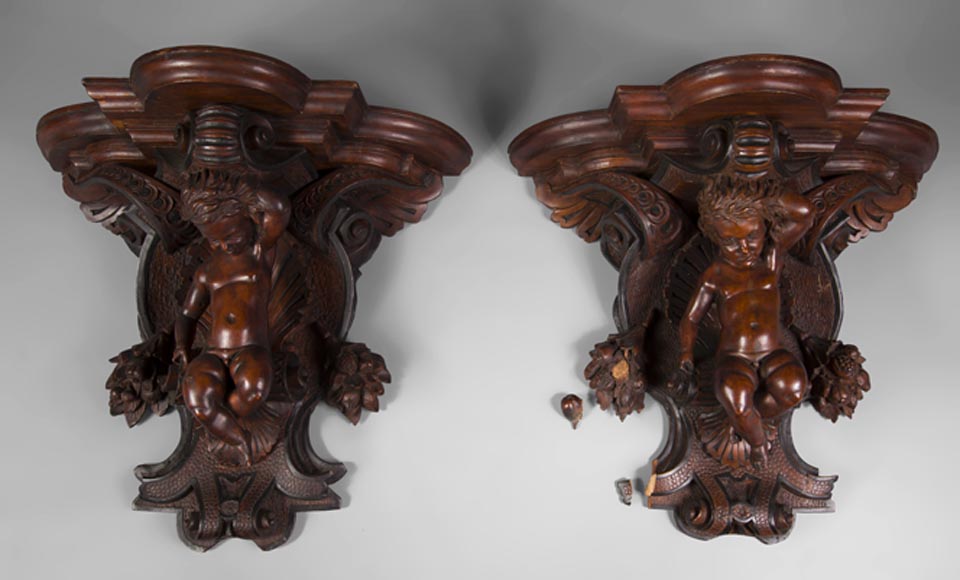 Paire de consoles d'applique en noyer sculpté à décor de putti, époque Napoléon III-0