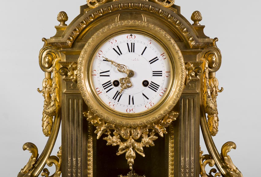 Importante pendule de style Louis XVI en bronze doré au masque solaire, époque Napoléon III-1