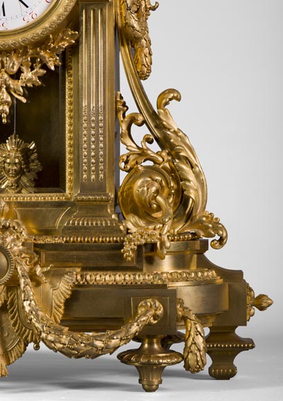 Importante pendule de style Louis XVI en bronze doré au masque solaire, époque Napoléon III-5