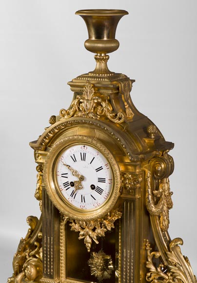 Importante pendule de style Louis XVI en bronze doré au masque solaire, époque Napoléon III-6