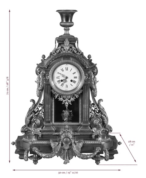 Importante pendule de style Louis XVI en bronze doré au masque solaire, époque Napoléon III-10