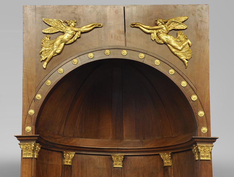 Paire d'alcôves en noyer et stuc doré de style Louis-Philippe à décor de Renommées-1