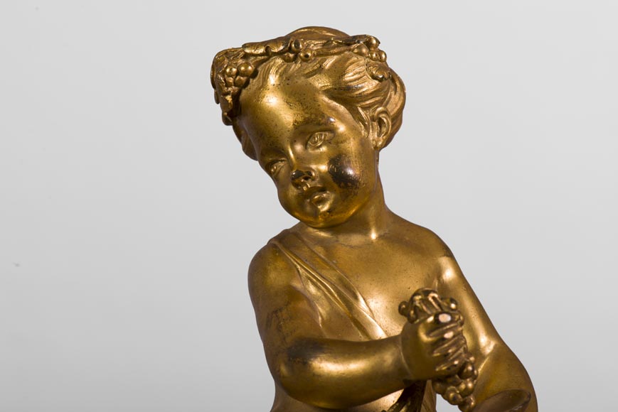 Paire de chenets de style Louis XV en bronze doré à décor d'enfants dans les vignes-5