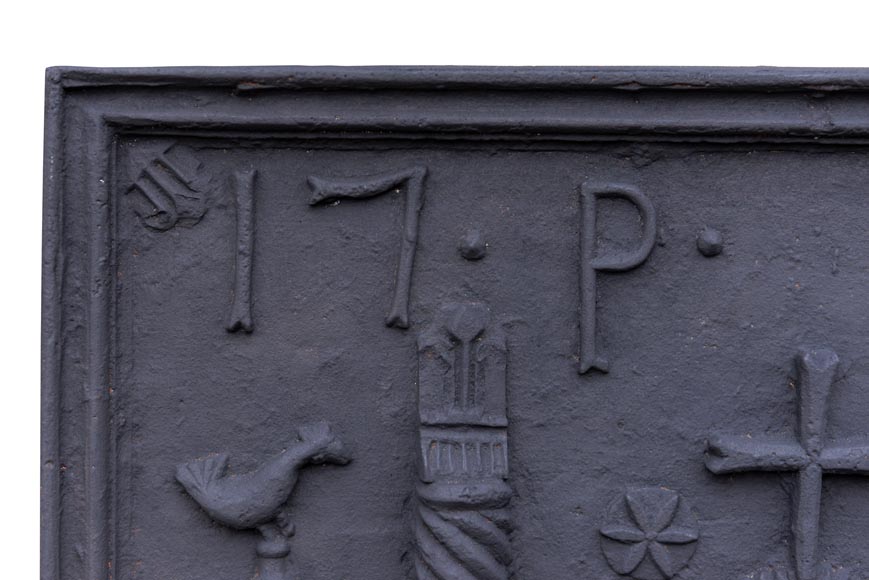 Importante plaque de cheminée aux colonnes d'Hercule datée de 1713-2