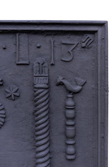Importante plaque de cheminée aux colonnes d'Hercule datée de 1713-3