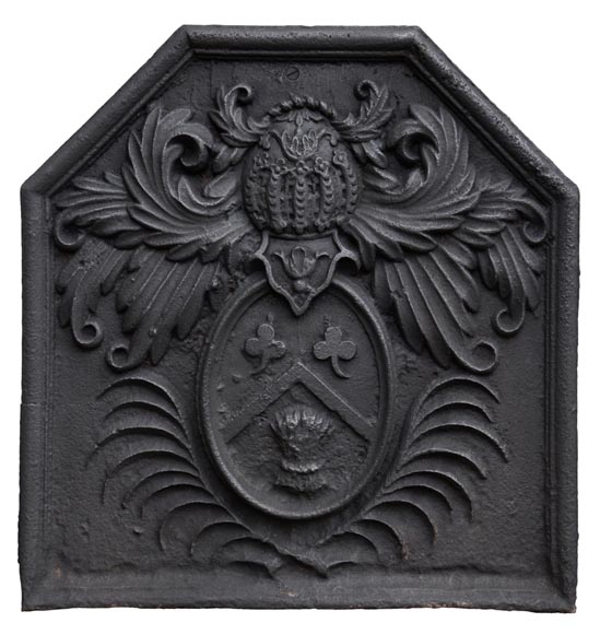 Plaque de cheminée ancienne du XVIIIè siècle aux armes de la famille Fontaine de Biré-0