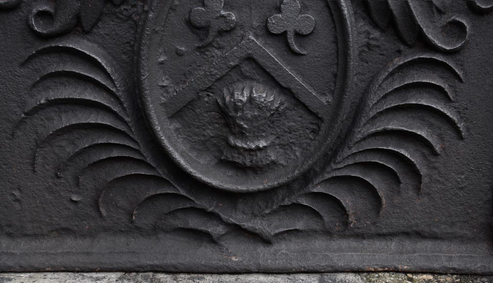 Plaque de cheminée ancienne du XVIIIè siècle aux armes de la famille Fontaine de Biré-5