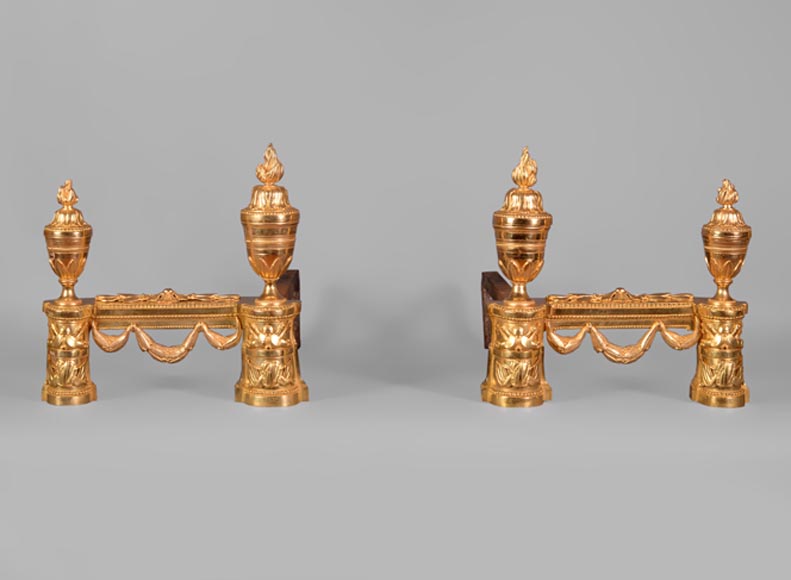 Belle paire de chenets en bronze de style Napoléon III aux trophées militaires -0