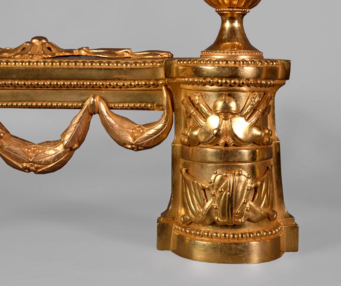 Belle paire de chenets en bronze de style Napoléon III aux trophées militaires -4