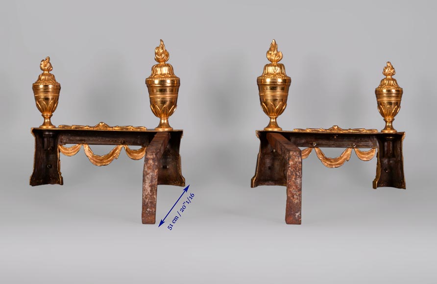 Belle paire de chenets en bronze de style Napoléon III aux trophées militaires -6
